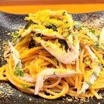 名前のないイタリア料理店 - 富山の白海老と大根葉のパスタ