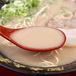 博多ラーメン 本丸亭 - 豚骨の旨味が凝縮した濃厚スープ