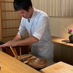 日本料理FUJI - 鰹節を削っています