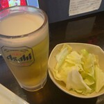 とさかや - 生ビールとお通しのキャベツ