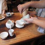 悟空茶荘 - 茶葉を蓋碗に入れ…