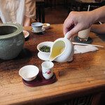 悟空茶荘 - 茶海のお茶を聞香杯に注ぐ