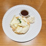 ミルク&パフェ よつ葉ホワイトコージ - よつ葉のふんわりけずりバターパンケーキてん菜糖蜜添え