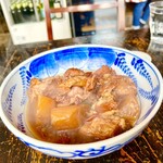 東京C.P - 三種の牛肉の部位と大根の煮込み定食。