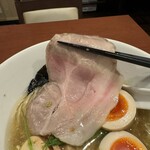 酒肴場 屯 - 大判のレアチャーシューもしっとり美味