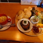 Re:Nitro - 料理写真:●飛騨牛ハンバーグランチ　1,400円
　和風おろしステーキソース（ドリンク付き）

●デザート　チョコミニパフェ　500円

を注文してみた

見た目お洒落な感じで纏まってはいる