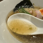 酒肴場 屯 - 本日の煮干しスープには真鯛とクエのお出汁入り。
      ピリッとした山椒の刺激と鮮魚出汁の優しい旨味。今日はやや強めの塩味がくっきりした輪郭を見せる力強い味わい