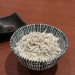 酒肴場 屯 - ご飯の上にはちりめんじゃこ