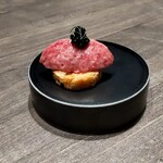 USHIGORO S. - キャビアと和牛の燻製タルタル
