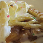 Kafe Gureko - 温かいアップルパイの上に冷たいバニラアイス