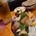 Izakaya Daihachiguruma - 生ビール＆刺身の盛合せ