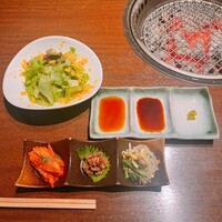 炭火焼肉 ふちおか - にんじんドレッシングサラダ、お通し、タレ3種