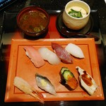 Kaitenzushi Jin - 令和5年10月
                        ランチタイム(11:00〜15:30)
                        上寿司セット 税込1958円
                        にぎり8貫、赤出汁、茶碗蒸し