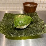 恵比寿焼肉 ホルモン富士 - 胡麻の葉おにぎり　〆のスープ