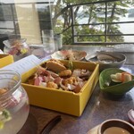 田里津庵 - ガラスの小鉢にはそのまま食べても追い掛けしてもいい雲丹とイクラがいっぱい！