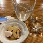 松島 寿司幸 - お通しのほっき貝酢味噌和えと親方おすすめの冷酒\(//∇//)\