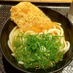 驛麺家 - 天ぷらうどん (税込)390円 ※拡大 (2023.10.23)