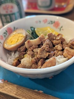 家豆花 - ルーロー飯　750円　ビール　550円