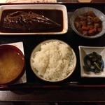 Izakaya Shingari - 真っ黒なサバ味噌煮定食。見た目程濃くはないが、味は濃いめです。