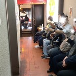 欧風カレー ボンディ - 待ち席に座れない人は階段で並ぶ。この辺りから約20分で入店。