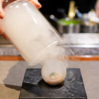 鉄板焼き 表参道 - 炙りサーモン瞬間燻製 薫香の香りとともに