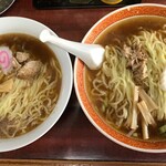 中華料理高楽 - ラーメン 並(左)と大盛(右)