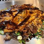 Okonomiyaki Hiro - すじ焼き(税込800円)
                        生地はあまりフックラ感は無く、また生地の出汁も思ったほど効いてません
                        その代わりたくさん入れられた牛筋が良い味を出していて、正に牛筋が主役である事が分かります