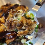 Okonomiyaki Hiro - すじ焼き(税込800円)
                        ばらソースは気持ち甘みがあるので、辛いどろソースを軽く追い掛けするとキリッと味わいが締まりますが、掛け過ぎるとかなり辛いので、分量に気を付けて掛けたいところ