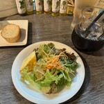 Osteria Lauro - ランチのパン、サラダ　100円のアイスコーヒー