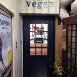 cafe vegan - 落ち着いたグリーンを基調とした入口です。