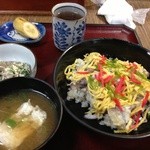 味小貝 - 日替わりのばらずし  小鉢、アラ汁付いて700円は安い！