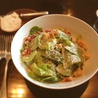 オーク ドア - フォアグラバーガーセット頼みました。まずは、シーザーサラダ！でかっ。