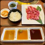 焼肉 ウエスト - 黒毛和牛切り落としランチ(上) タレ(下)