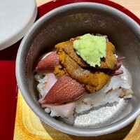 飯倉 からき - 蒸し寿司
                  ホタルイカと雲丹
                  美味すぎる