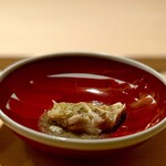 すし処 めくみ - 紅ズワイガニ。 ひょっとすると、、と期待してましたが見事に的中。 本ズワイガニに比べて格段にお安いですが、本ズワイガニ漁解禁前のこの季節、なかなかどうして、侮れません。 茹で上がりの熱々の状態でさばきます。 大きな脚の身に味噌をからめて。 『温度が大切なんで、（写真なんか撮ってないで）早く食べてね！』って大将（笑）。 本ズワイガニ漁解禁前、この幸せは決して小さくないです。