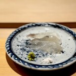 すし処 めくみ - マコガレイ。 切り身が美しい。 刺し身向けに、比較的フレッシュで活きのいい筋肉質な食感を残しています。 塩とわさびで。 今回、山口大将、つまにはほとんど醤油を使ってませんでした。 何か意図があったのかな。。