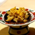 すし処 めくみ - モクズガニ。 モクズガニは上海蟹の同属異種です。 上海蟹は、通称、”チュウゴクモクズガニ”。 小さいカニの足、肩を丁寧にホジホジして身を集めています。 身と和えられた独特の黄色い味噌が小さい個体ながらも強く主張してきます。 そして、この身の下、、内子と味噌がたっぷり隠れていました。 上海蟹一杯いただいたのと同等の満足感。 予期せぬ幸運の一撃。 しあわせでしたー。