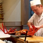 すし処 めくみ - 旬だし、ひょっとすると、、と期待してたら見事に的中。 大きな紅ズワイガニの個体です。 ほんとに大きいです。 両脚広げたら1m近いんじゃないですかね。 客の来店に合わせて熱々の茹でたてを目の前で捌きます。