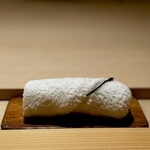 すし処 めくみ - おしぼり。 ほのかに天然のハッカの香り。 容赦なく顔を拭きます。 オジサンの特権だからさ。 気持ちいいし。