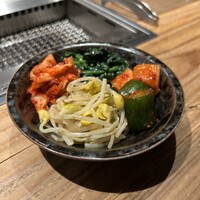和牛料理 一石三鳥 - キムチナムルの盛り合わせ