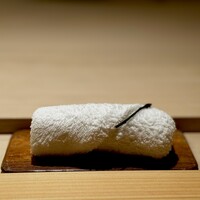 すし処 めくみ - おしぼり。 ほのかに天然のハッカの香り。 容赦なく顔を拭きます。 オジサンの特権だからさ。 気持ちいいし。