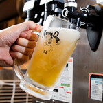 炭焼酒場 KUWA - 酒_ビール注ぐシーン