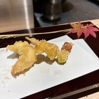 渋谷 天婦羅 ふじもと - 鱧の天麩羅、銀杏の天麩羅、梅干しの天麩羅