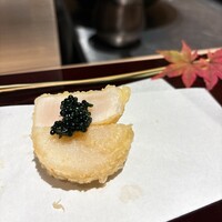 渋谷 天婦羅 ふじもと - 北海道産帆立、キャビア添えの天麩羅