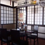 Chuugokuryouri Ippin Gyouza - 襖の向こうは和室窓側は小上がり（堀炬燵式）