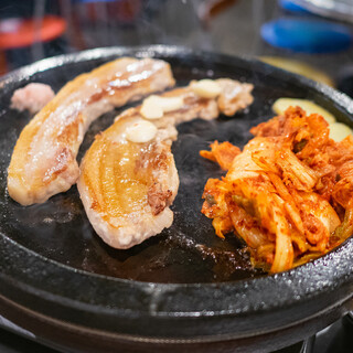 本場韓国の味！人気のサムギョプサル食べ放題！