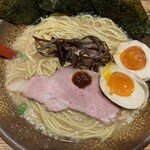 Iwamotoya - 背脂入豚骨醤油味 らーめん