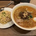 四川麻辣火鍋 天府 - 坦々麺赤 半チャーハン セット