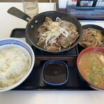 吉野家 - W定食(牛皿・鉄板牛カルビ定食)+とん汁❗️