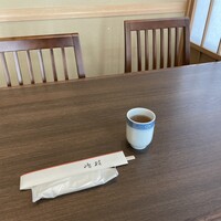 割烹 嶋村 - テーブル席 割烹と名づけるには狭すぎる客席と無理やり作ったこの席は止めたほうが良いと思う。 割烹 嶋村 - テーブル席 割烹と名づけるには狭すぎる客席と無理やり作ったこの席は止めたほうが良いと思う。